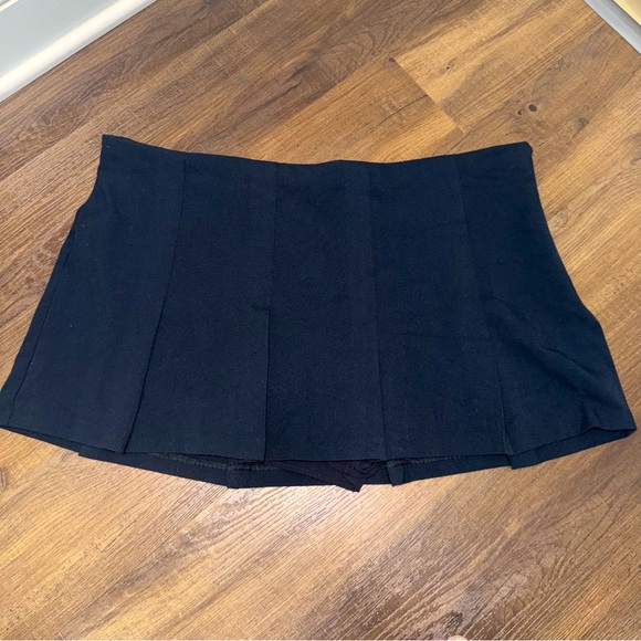 Abercrombie & Fitch Dresses & Skirts - Abercrombie & Fitch Pleated Skirt w/ Built in Shorts